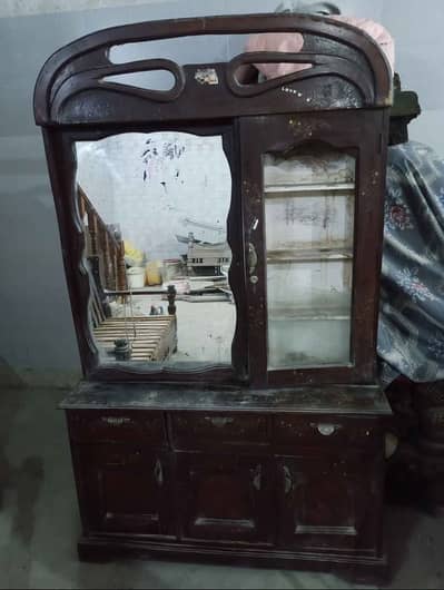 ڈریسنگ، شوکیس، اینٹیک میز اور 3-سیٹر صوفہ - سب کچھ صرف 22,000 میں!