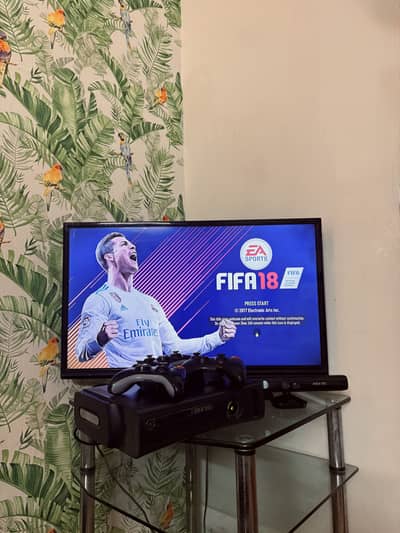 Xbox 360 with 4 Controllers and Kinect