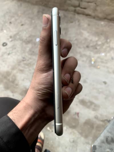 iphone 11 jv 64 just minor back crack