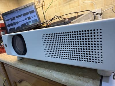 Sanyo Japanese Projector for school college in Mint Condition