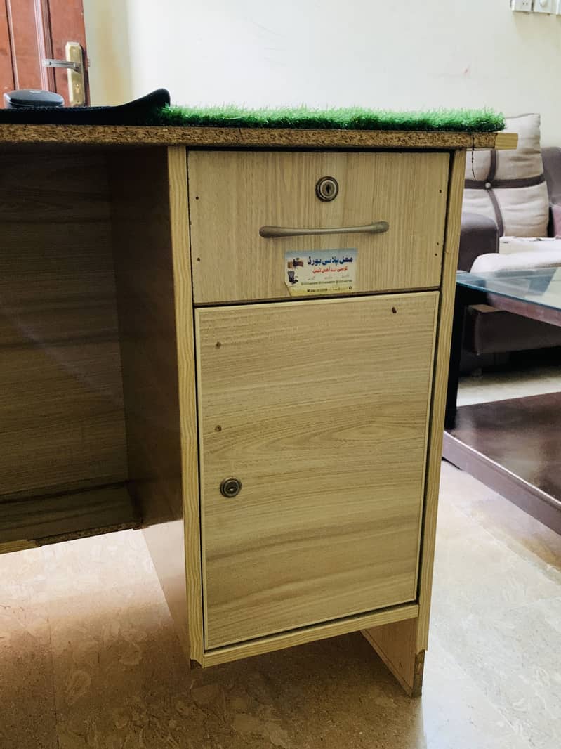 Computer table and chair 4