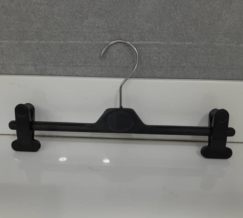 Hanger Chuttki Black 0