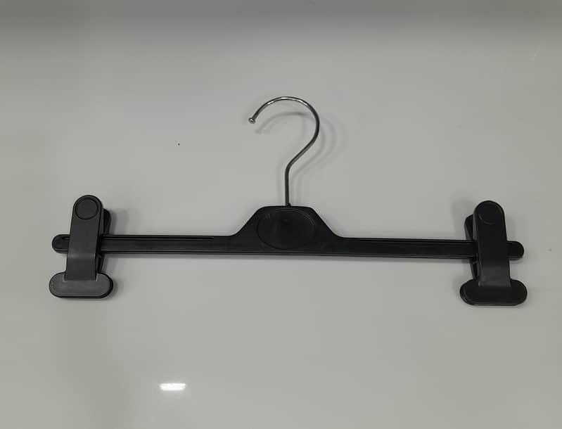 Hanger Chuttki Black 1