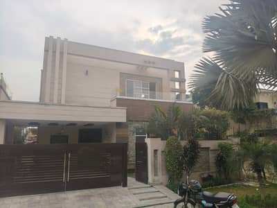 10 Marla well maintained fully renovated house for sale ( hot location)