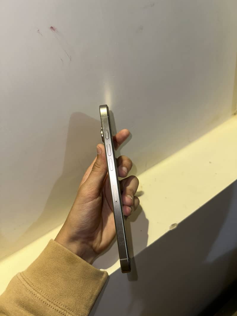 Iphone 16 pro max 4