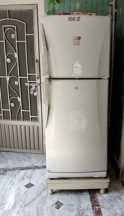 Dawlance. Used like new. Orignal gas. Never repaired