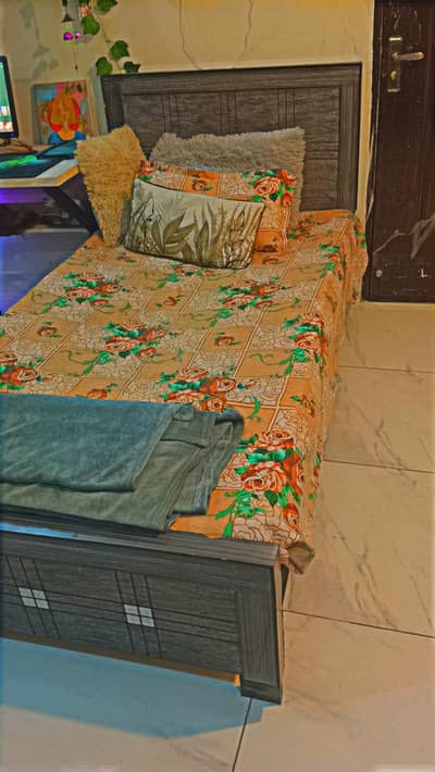 single bed with side table under 7.5k