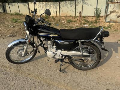 RED AND SILVER HONDA CG-125 SELF GREAT CONDITION