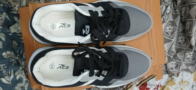 Service sports shoes