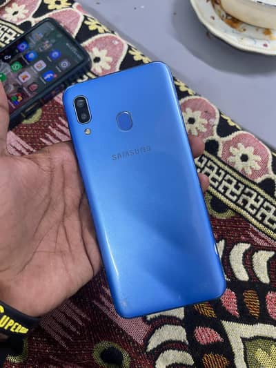 Samsung A30 4 64 gb