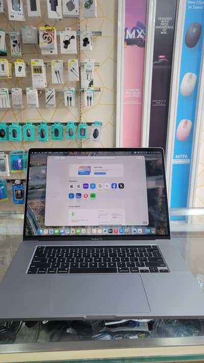 macbook pro 2019 i7 16Gb ram 500gb ssd 4Gb GPU 16 INCH DISPLAY