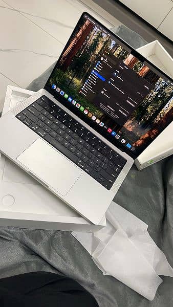 MacBook pro M2 max -1TB with complete box available