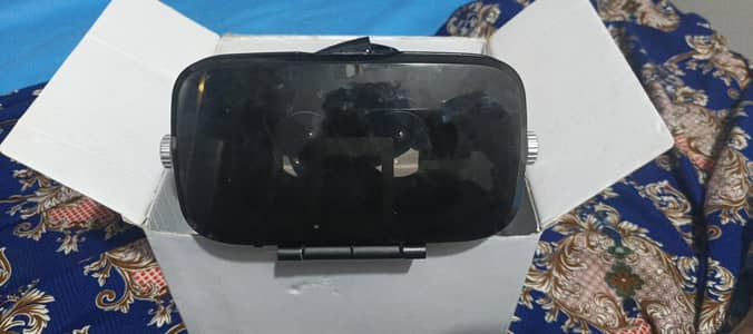 Smartphone Virtual Reality(VR)headset with free mic.