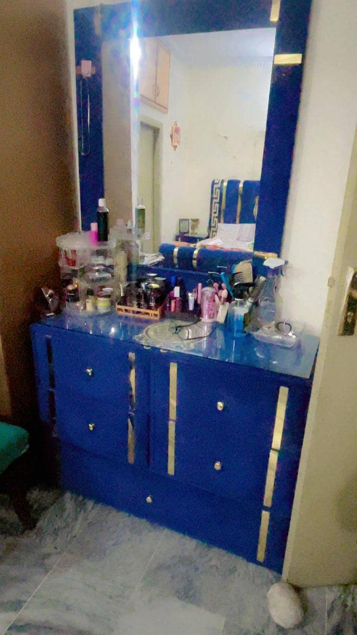 Bed set with Dressing table. . 4