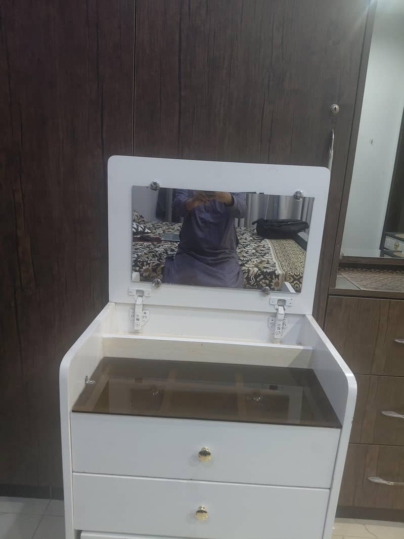 Dressing with mirror 1