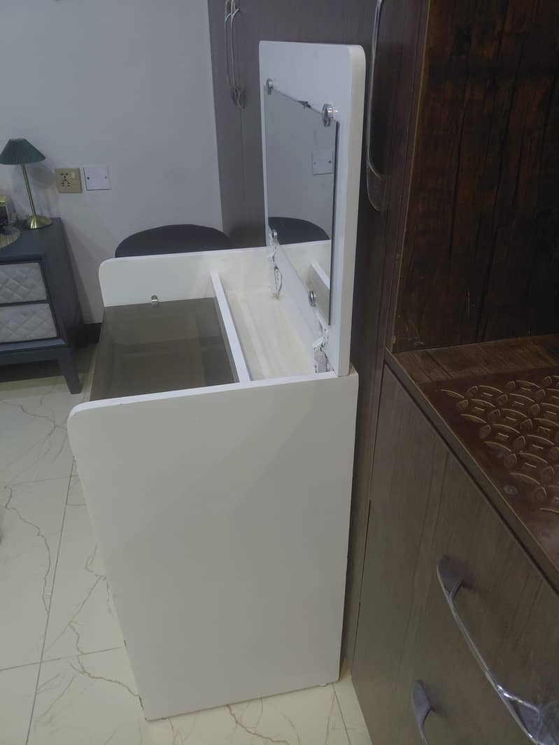 Dressing with mirror 2