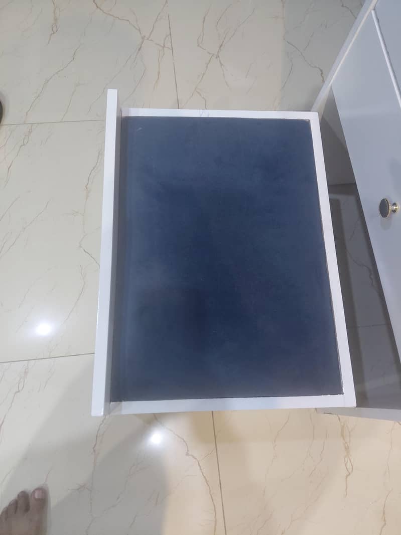 Dressing with mirror 3