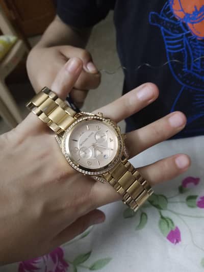 ya watch bari achi brand ki hai per muja zaroart hai Passo ki