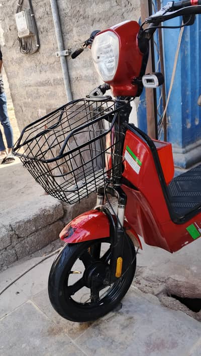 YJ FUTURE ELECTRIC SCOOTY LOOKS LIKE NEW