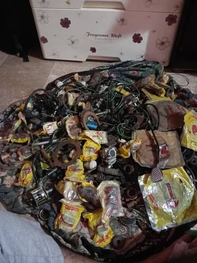 Salam meri shop thi bike parts ki ab band kar di hai mix saman hai