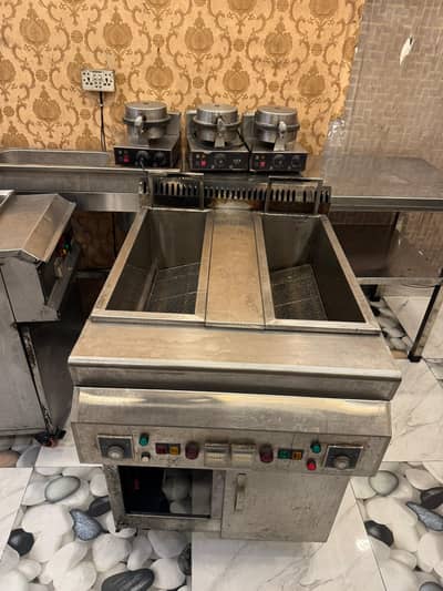 FRYERS BREADING TABLE HOTPLATES WORKING TABLES WAFFLE MACHINES