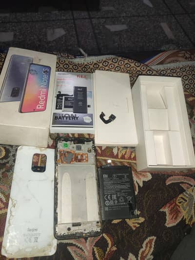 panel thoda sa tuta hai aur back bhi thodi si break hai