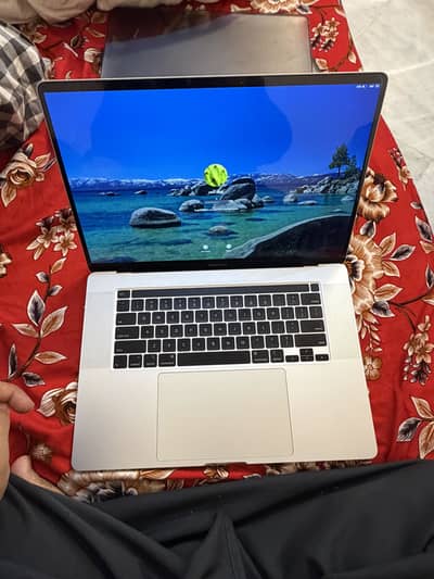 MacBook pro 2019 16 inch core i7  16gb ram 512 gb nvme 10/10 condition