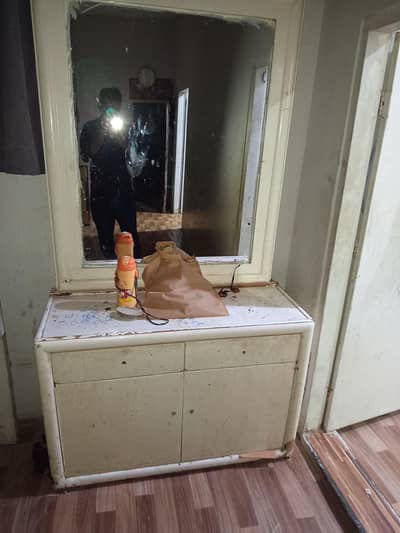 Devider 3 door or Dressing table sale urgent