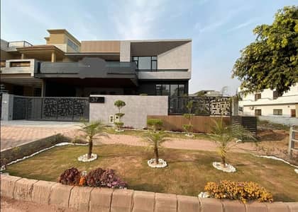 1 Kanal Brand new luxury designer house avaliable 6 bed accommodation 2 American kitchen 2 Servent room 2 spacious TV lounge available with basement available for sale in Bahria Enclave Sector C
