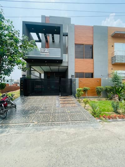 PRIME LOCATION 10 MARLA BRAND NEW HOUSE