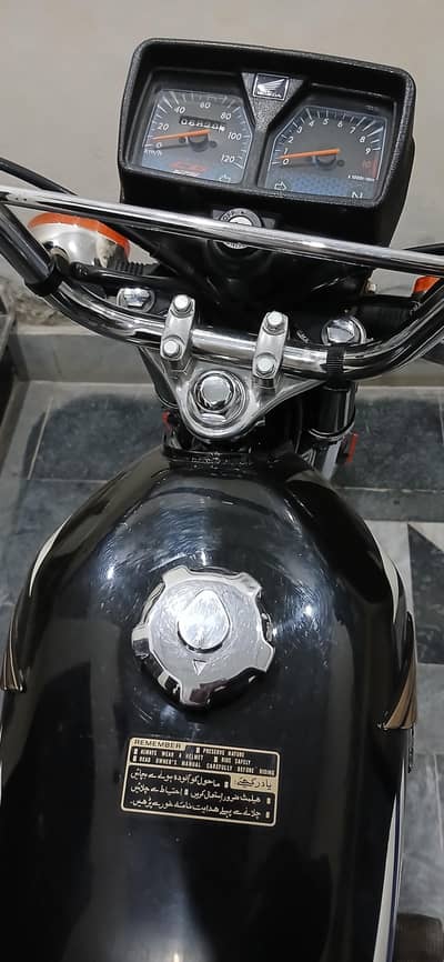 Honda CG 125 black colour lush condition Islamabad Number mukamal file
