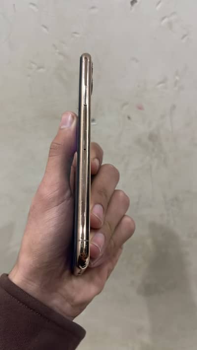iPhone 11 pro max waterpack Golden colour condition like new 256 Gbs