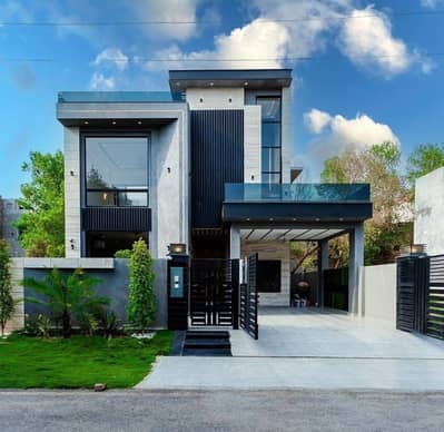 8 MARLA ONE OF MOST LUXURIOUS HOUSE FOR RENT IN DHA AT PRIME LOCATION