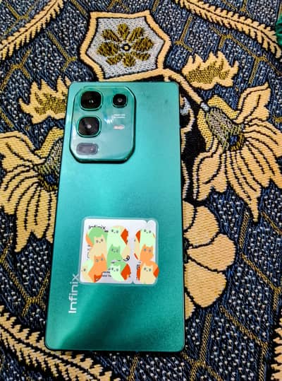 only 1 month  used  i need money emergency 11month official warrenty