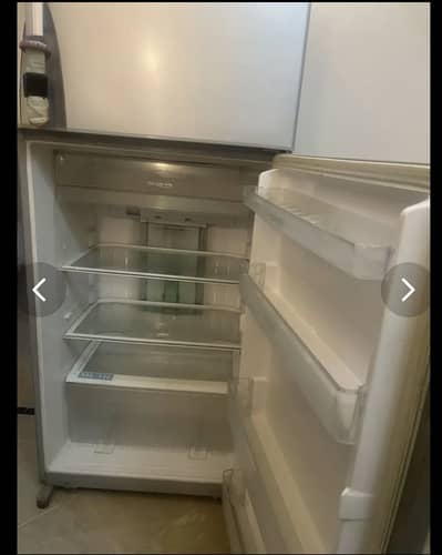 GOOD CONDITION HITACHI REFRIGERATOR AVAILABLE