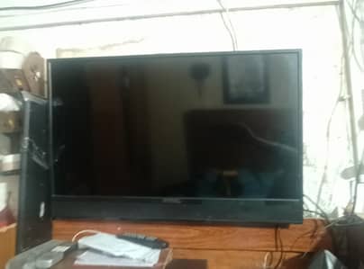 32 inch lcd with  speakers