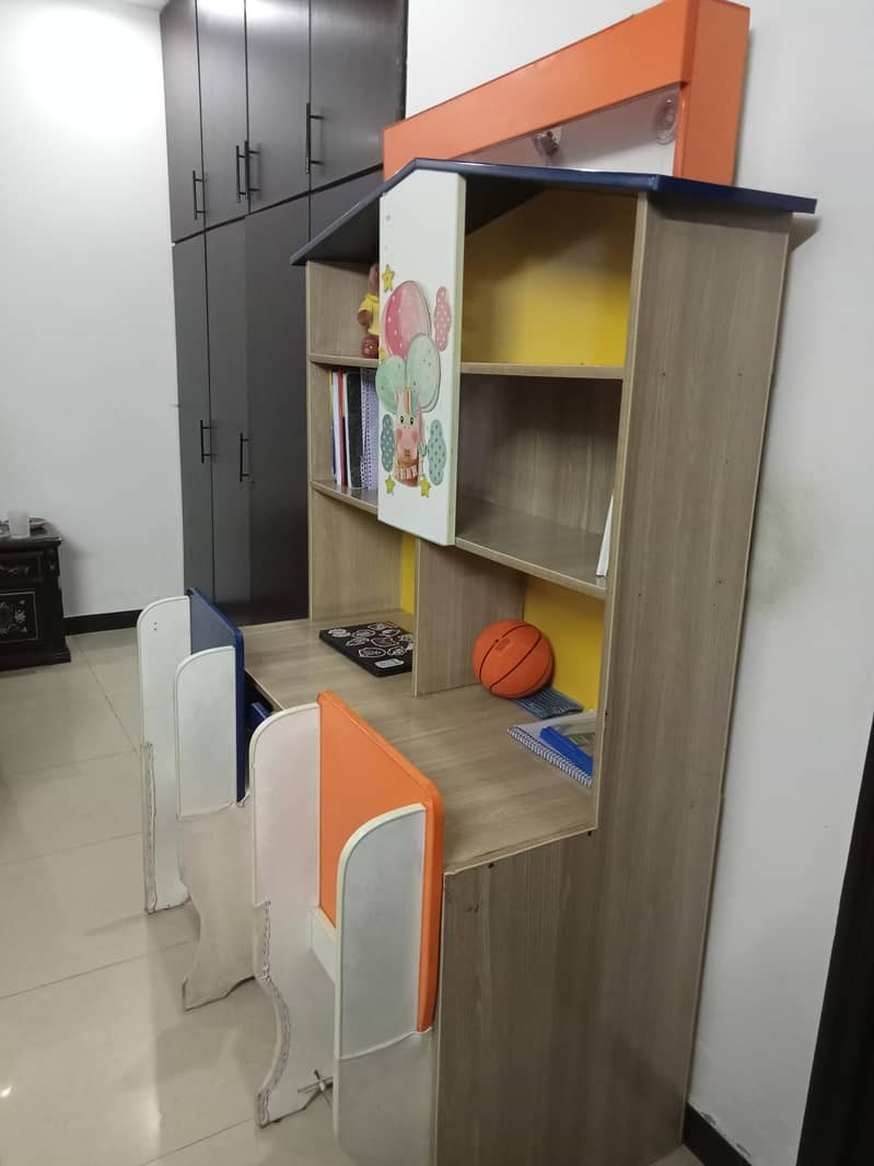 Study table and chairs 7