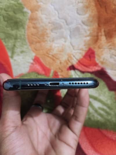 iphone 11 pro max  all okay  back par Pani lagi hoi hai