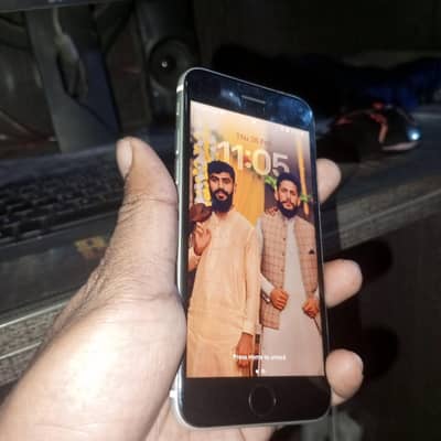 non pta Iphone Se 2020 Lush Condition. 64 GB (IOS 262)