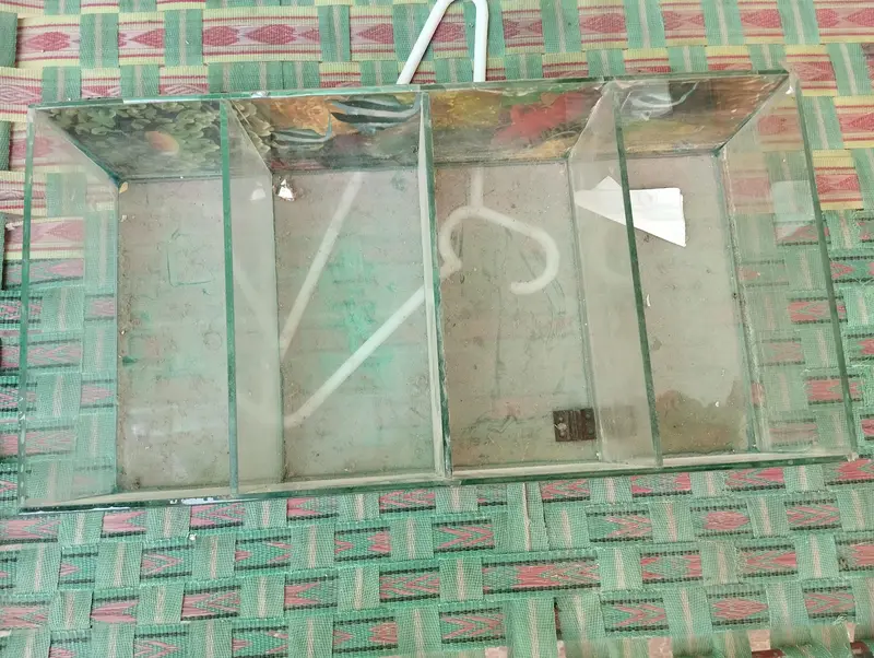1X Fish Partition Aquarium With Metal stand — photo 3