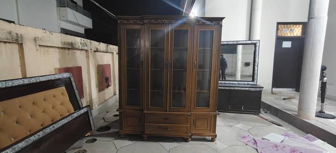 just some weeks used show case