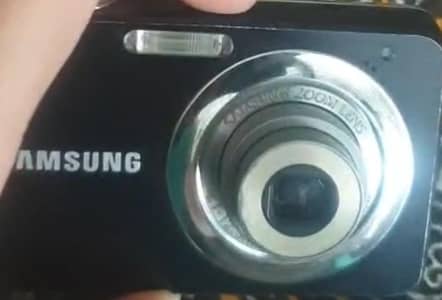 Samsung Camera  with Charger 10 by 10 Candishen USD camera