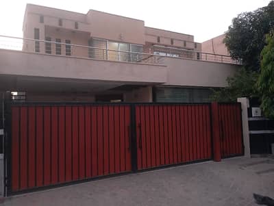 ONE KANAL MOST STYLISH MODERN DESIGN BUNGALOW NEAR PARK