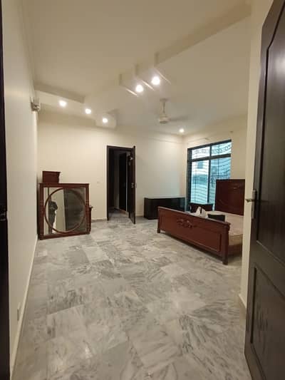 DEFENCE 1 KANAL FULL BASEMENT OWNER BUILD SOLID CONSTRUCTED BUNGALOW