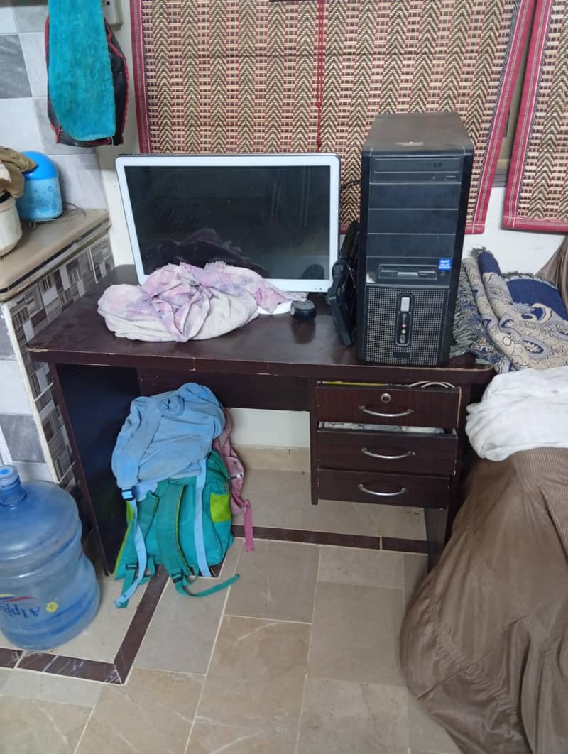 Computer table with chair 0