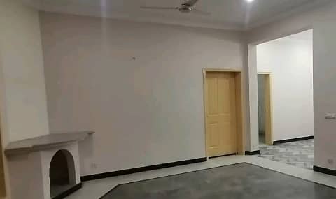 10 Marla Lower Portion Situated In Model Town For rent