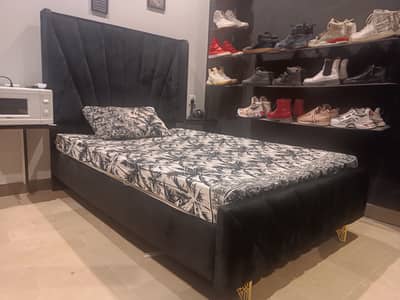 Jutt black velvet padding bed just like new only 2monts used