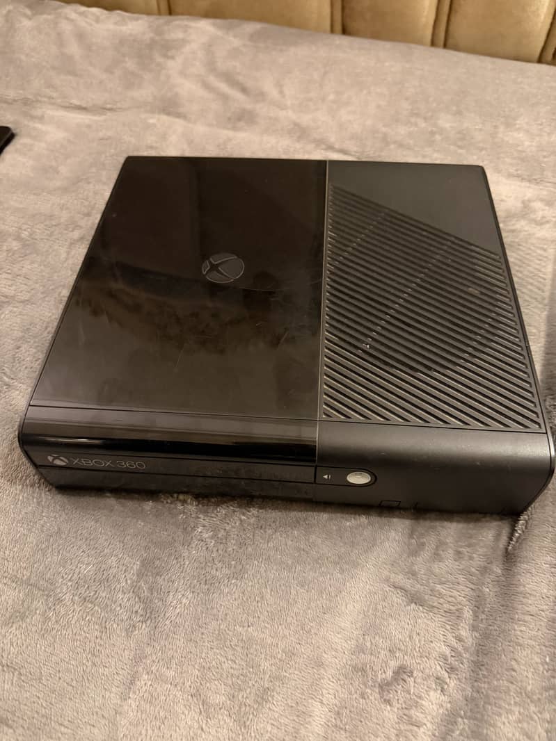 Xbox 360 with controller 0
