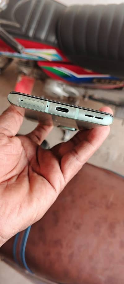 on plus 9r 12+7 256gb all okay