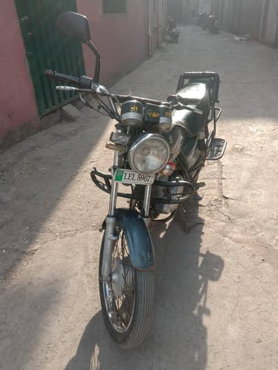 Suzuki GS 150 (2014 Model) available for urgent sale in Lahore.